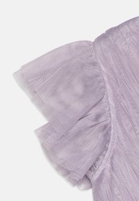 Manica a ruota di colore lavanda realizzata in tessuto trasparente, con una finitura testurizzata e morbide drappeggio lungo il bordo.