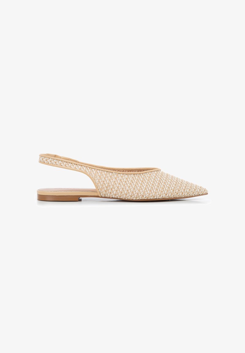 Beżowe płaskie buty slingback z wydłużonym noskiem i płaską podeszwą. Teksturowany materiał na cholewce oraz gładki syntetyczny materiał na podeszwie.