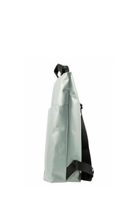Sac à dos imperméable gris clair de forme rectangulaire, avec une bandoulière noire réglable et une surface texturée pour plus de durabilité.