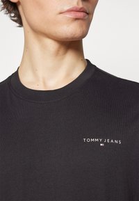 Tommy Jeans SLIM LINEAR TEE  - Tricou basic - black
