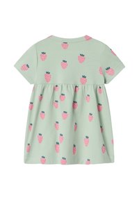 Vestido de niña pequeño de manga corta color verde claro con cintura fruncida y estampado de fresas rosas por todo el vestido.