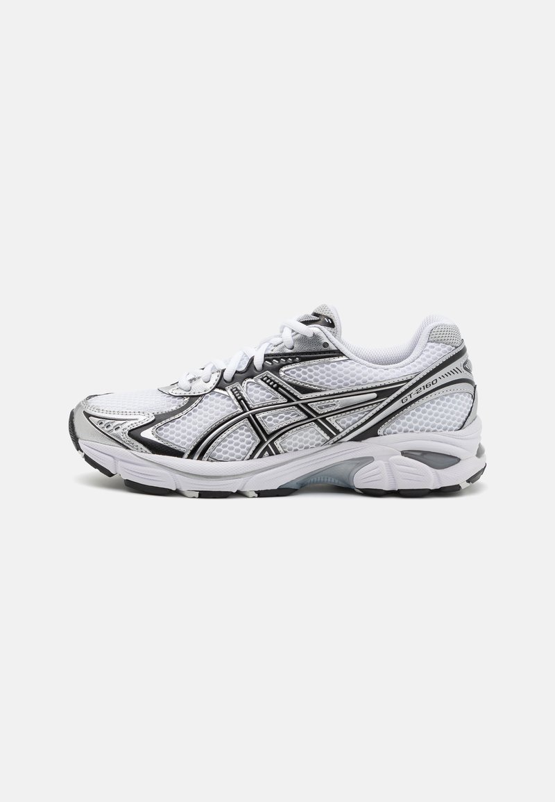 Chaussure de course blanche et noire avec empeigne en mesh, semelle amortissante et bandes noires de la marque sur le côté portant l’étiquette GT-2160.