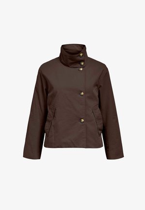 Veste courte marron avec col montant et cinq boutons à l'avant, dotée de deux poches latérales inclinées et de manches longues.