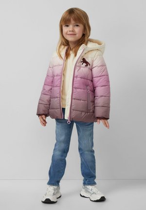 Gewatteerde jas in roze ombre en bruine tinten, met een capuchon, ritssluiting en een rode dierenborduursel. Draag met lichte denim en sneakers.