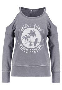 Sweat-shirt gris avec épaules dénudées, motif avant de palmiers et planche de surf, texte blanc "#FIRST SURF #THEN COCKTAIL", texture douce.