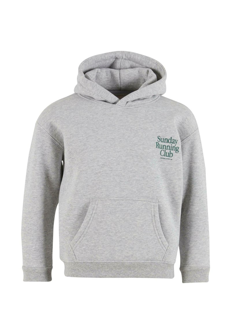 Felpa grigia con cappuccio realizzata in un tessuto morbido. Presenta una tasca frontale e una scritta verde che dice "Sunday Running Club" sul petto.