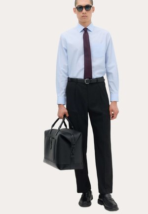 Marks & Spencer, 3PK REGULAR FIT EASY IRON LONG SLEEVE SHIRTS. - Business skjorter - blue mix