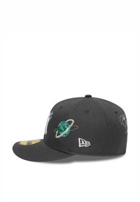 Cappellino nero con visiera piatta, decorato con colorati ricami che includono un globo, un pianeta con anelli e stelle. Logo sul lato.
