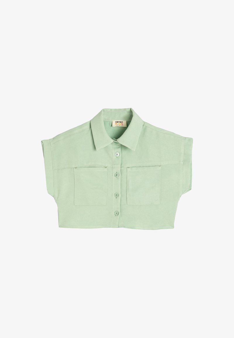 Lys grøn cropped kortærmet skjorte med krave, der har to forlommer og knaplukning foran. Lavet af et blødt stof.