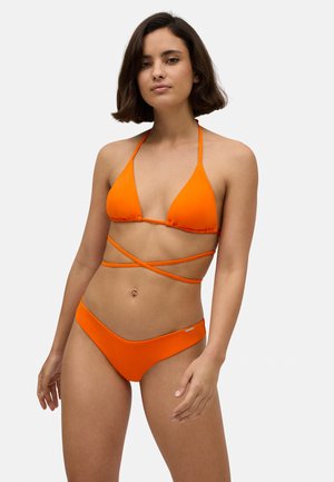 Conjunto de bikini naranja con top de triángulo y tirantes cruzados; construcción sin costuras, parte inferior de cobertura mínima, textura suave.