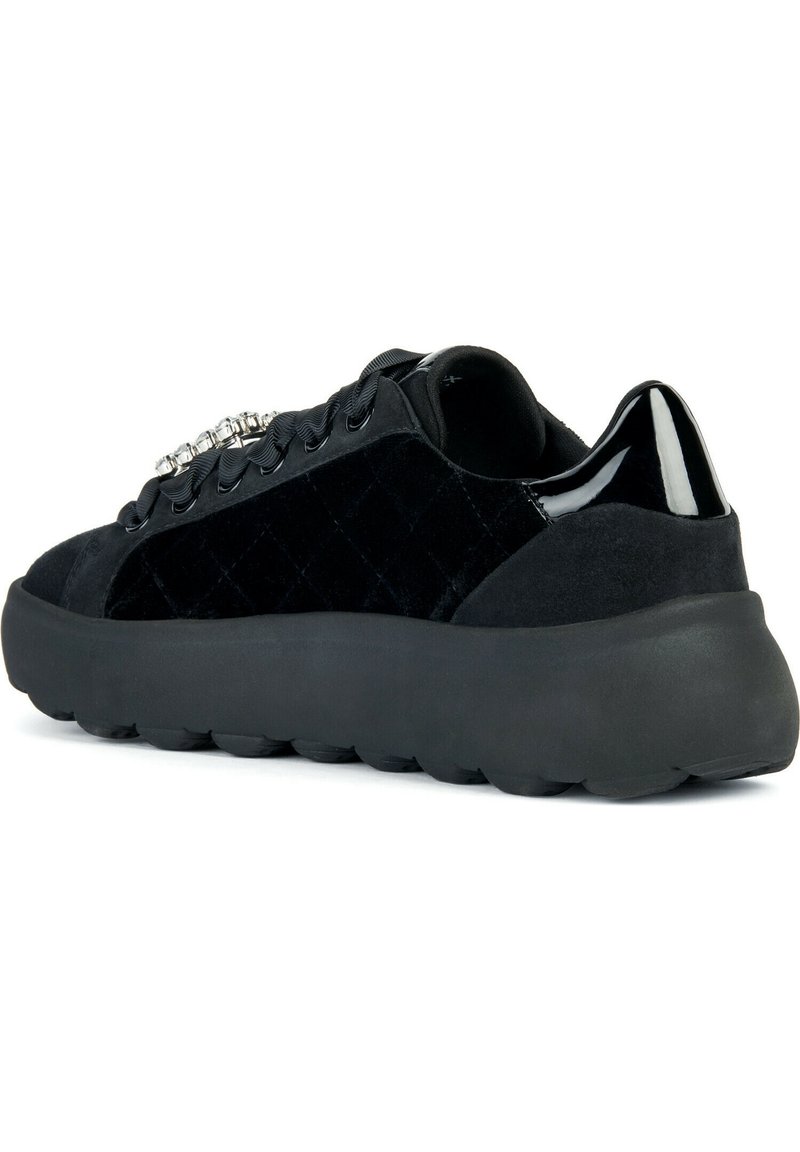 Czarne sneakersy z weluru z pikowanym wzorem, błyszczącymi akcentami oraz grubą gumową podeszwą. Oferują dekoracyjne sznurowanie z metalowymi, srebrnymi detalami.