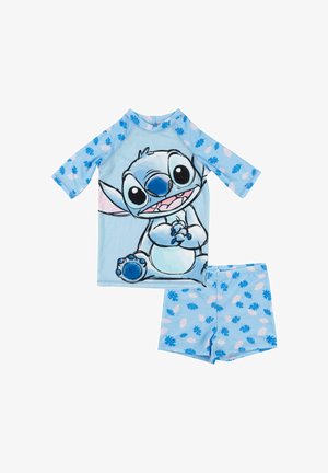 Completo da bagno blu per bambini con maglietta a maniche lunghe con un personaggio dei cartoni animati e pantaloncini coordinati con motivi di foglie blu e bianche.