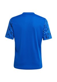 Blauwe sportshirt met korte mouwen. Gladde textuur, effen kleur aan de voorkant, met gemusterde marineblauwe accenten op de mouwen en een standaard kraag.