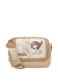 Beige Umhängetasche mit strukturiertem Boden, bedrucktem Charakterdesign auf der Vorderseite und verstellbarem Trageriemen; mit gesticktem Text und Akzenten.