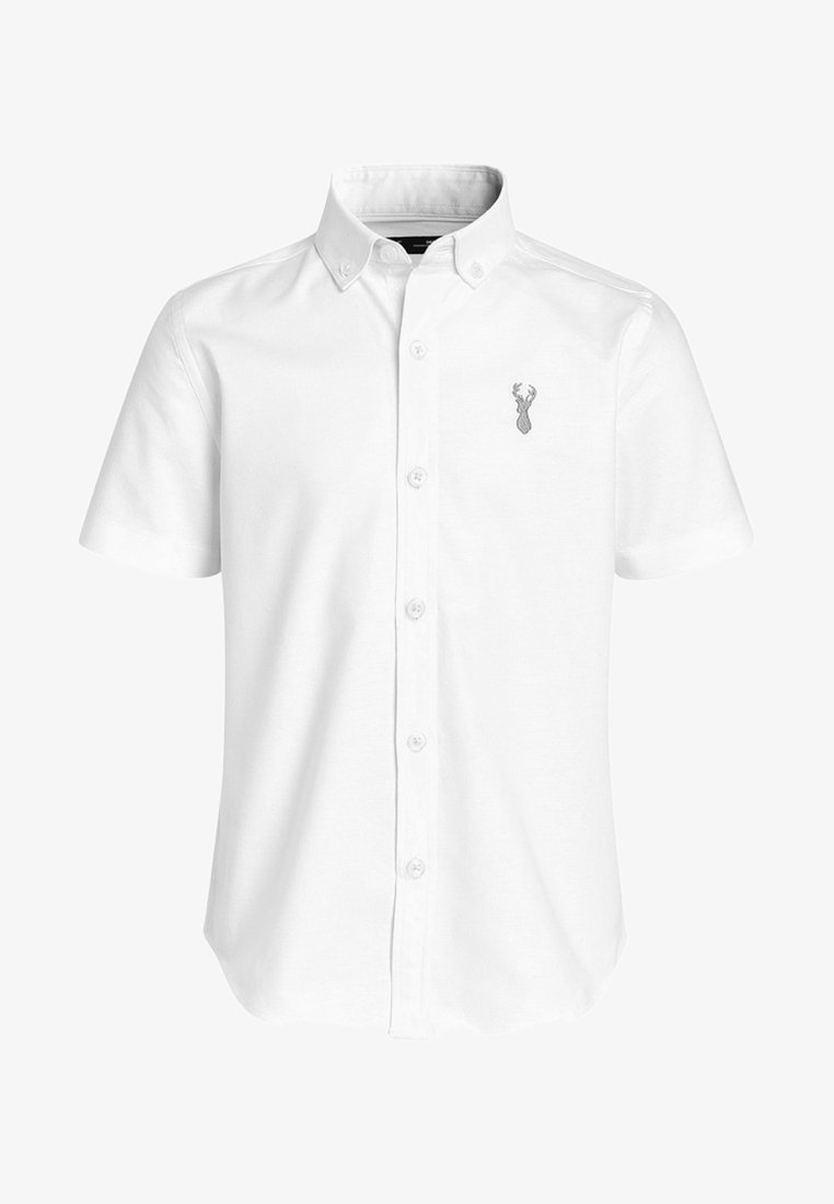 Camicia bianca a maniche corte in cotone, con colletto button-down e un piccolo emblema di un cervo grigio sul lato sinistro del petto.