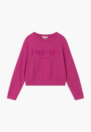 Sweat-shirt court fuchsia à manches longues, présentant le texte embossé "TWINSET MILANO" à l'avant. Tissu doux avec une texture lisse.