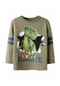 Groene langarm t-shirt met een dinosaurusschildering en de tekst "GIGANTO". Heeft blauwe strepen op de mouwen en een gestructureerd printontwerp.