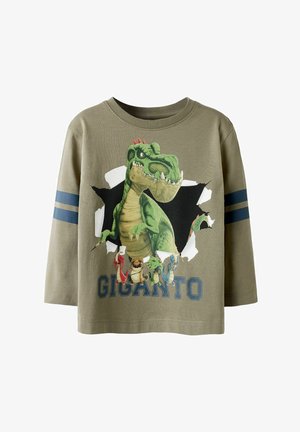 Camiseta verde de manga larga con un gráfico de dinosaurio y el texto "GIGANTO". Presenta rayas azules en las mangas y un diseño de impresión texturizada.