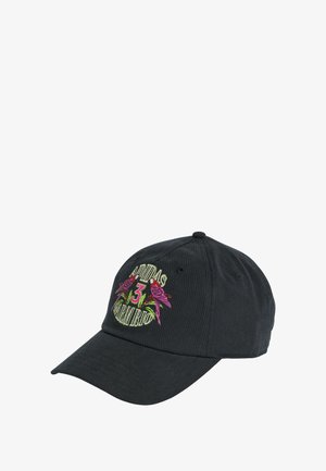 Zwarte baseballcap met geborduurd ontwerp van twee roze vogels en 'adidas' tekst boven een groot '3'. Katoenen materiaal, gestructureerde vorm.