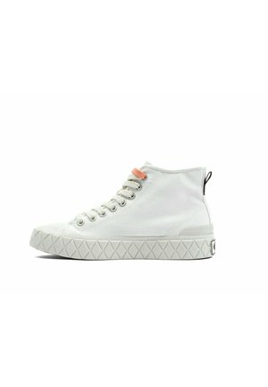Baskets montantes en toile blanche, avec une semelle en caoutchouc texturée au motif en losange, un accent rose sur les lacets et une languette noire.