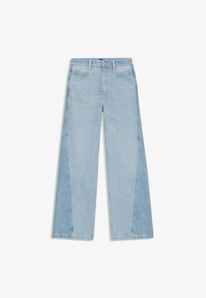 Jeans a gamba larga di un blu chiaro con un design bicolore, caratterizzati da una texture leggermente sbiadita e dettagli con orlo sfrangiato alle gambe.