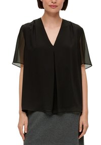 Schwarze kurzärmlige Bluse mit V-Ausschnitt, mit plissiertem Vorderteil, aus leichtem Stoff mit glatter Textur.