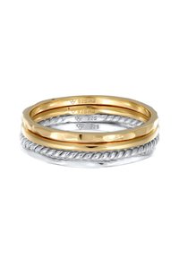 Drei stapelbare Ringe in Silber und Gold. Ein goldenes Band ist glatt, ein anderes ist facettiert, und der dritte hat ein verdrehtes Silberdesign.
