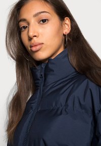 Weekday PROMIS SHORT PUFFER JACKET - Casaco de inverno - navy