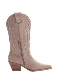 Bota de cowboy de ante beige hasta la mitad de la pantorrilla con patrones decorativos bordados, cremallera lateral, tirador y tacón de madera apilada.