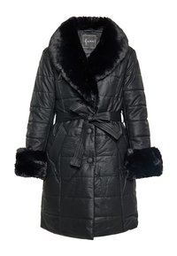 Czarna pikowana kurtka puchowa z szerokim kołnierzem z sztucznego futra, pasującymi mankietami z futra oraz paskiem materiałowym do wiązania. Posiada zapięcia na guziki i teksturowane akcenty.