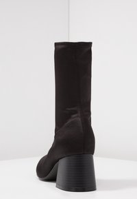 Monki Klassiset nilkkurit - black