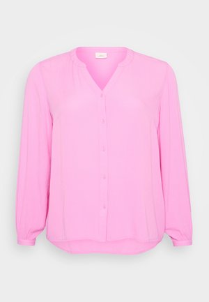 Vaaleanpunainen pitkähihainen paita, jossa on V-pääntie ja nappisuljenta, valmistettu kevyestä kankaasta, jossa on rypytetyt hihat ja kaareva helma.