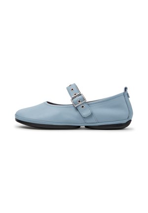 Hellblauer flacher Schuh mit abgerundeter Spitze, verstellbarem Riemen mit silberner Schnalle und schwarzer Sohle.
