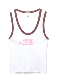 Hvid ærmeløs top med brun kant og pink tekst, der står "PÅ EN MÅDE TRIVES, FOR DET MESTE IMPROVISERER." Blødt bomuldsstof, enkel design.