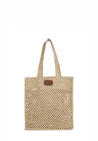 Borsa a tracolla intrecciata color nocciola con un design a rete rotonda, due manici corti e una patch rettangolare in pelle sulla parte anteriore.