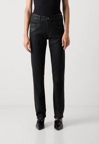 Svarta denimjeans med slim fit, med blixtlås och knappstängning, två framfickor med kurviga överdelssömmar och subtil struktur.
