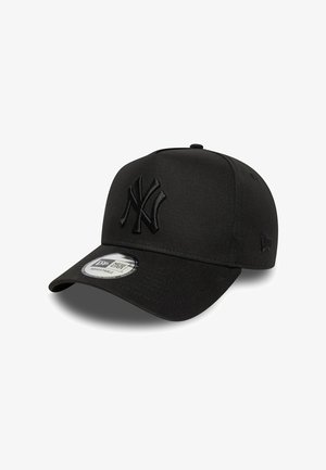 Fekete, testhezálló baseball sapka, strukturált koronával, textúrázott anyaggal, kiemelt logóval az elején és ívelt napellenzővel.