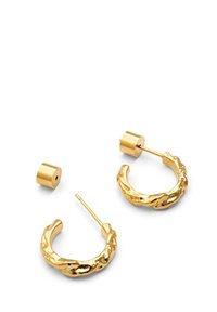 Goldene Creolen mit einem strukturierten, wellenförmigen Design; inkl. zylindrischem Steckverschluss; glänzende Metalloberfläche.