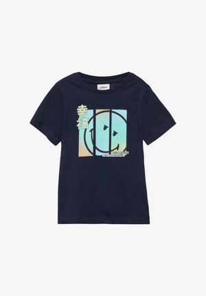 Marineblauwe katoenen T-shirt met korte mouwen, met een bedrukte afbeelding van een glimlachend gezicht en tekst in wit en pastelkleuren.