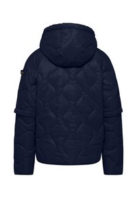 Marineblauwe gewatteerde jas met capuchon, voorzien van een gestikte patroon en een label op de linker mouw. Textuur oppervlak, lange mouwen.
