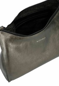 Borsa in pelle verde oliva metallizzata con superficie texturizzata, chiusura con zip superiore e fodera nera in contrasto con un motivo logo.