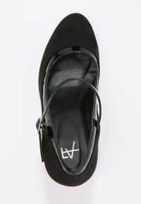 Černé dámské Mary Jane boty se semišovým svrškem, lesklým páskem a sponou, a polstrovanou stélkou se šitým logem.