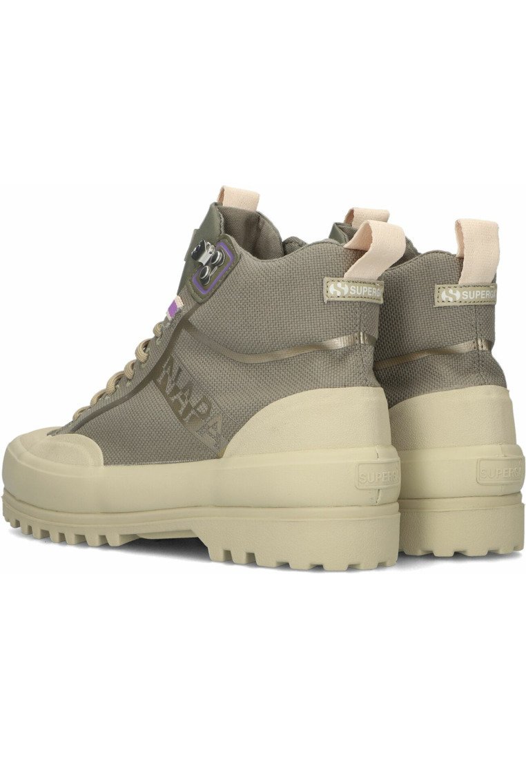 Hochschaftstiefel aus olivgrünem Textil mit beigen Gummisohlen. Zu den Merkmalen gehören ein Logo, Metallverzierungen und ein auffälliges Schnürdesign.