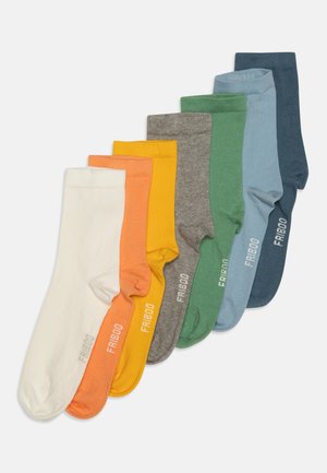 Pack mit sieben Socken in verschiedenen Farben: Weiß, Orange, Gelb, Grau, Grün, Blau und Dunkelblau. Jede Socke hat eine gerippte Textur und ein Markenetikett.