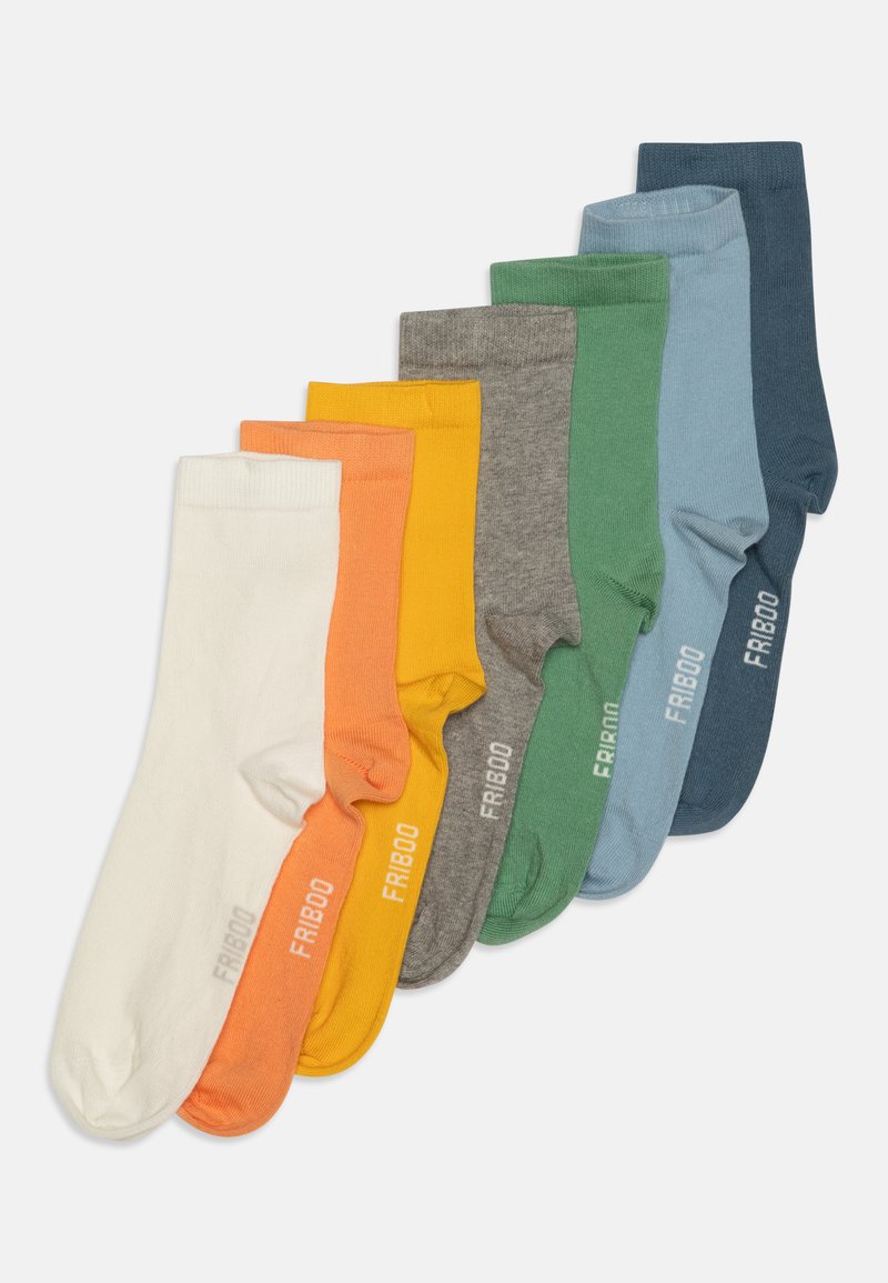 Pack med sju strumpor i olika färger: vit, orange, gul, grå, grön, blå och mörkblå. Varje strumpa har ribbad textur och varumärkesmärke.