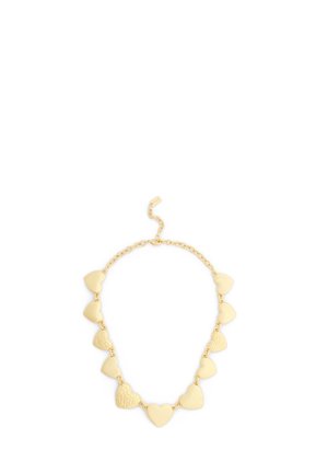Collier chaîne en or avec dix pendentifs en forme de cœur, certains lisses et d'autres texturés, disposés uniformément le long de la chaîne.