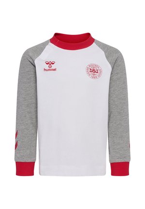 Hvid sportstrøje med lange ærmer, grå ærmer, røde manchetter, krave og logoer, herunder "hummel" og Danmarks fodboldunion logo.