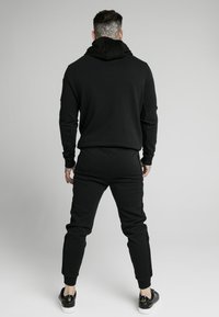 SIKSILK Felpa con cappuccio - black