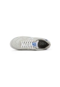 Lys grå sneaker med en glat ruskindsstruktur, hvide snørebånd og et blåt detaljeret tag. Har en afrundet tå og subtile syninger.