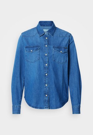 Denim srajca s gumbi, modre barve, dolgi rokavi, z ostrim ovratnikom, z dvema žepoma na prsih s flapom na gumb in stranskima razporkoma za udobje.